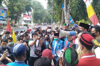 Wali Kota Mataram merespon tuntunan mahasiswa tangani COVID-19