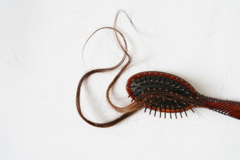 Ini dampak terburuk bila malas mencuci sisir rambut