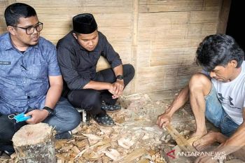Sandal kayu tangkelek masih diproduksi di Parik Putuih Agam, walau keberadaannya sudah langka