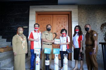 Wali Kota Makassar terima bantuan tabung oksigen dan regulator dari pihak gereja