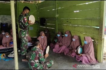 Satgas TNI bimbing warga perbatasan berlatih marawis