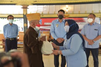 Pemkab Sleman memberikan bansos bagi keluarga veteran
