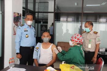 Kanwil Kemenkumham Kalteng laksanakan vaksin massal pegawai