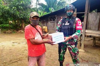 Satgas TNI Yonif 512 bantu paket sembako untuk warga Papua di perbatasan