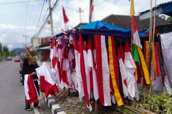 Sepi pembeli karena COVID-19, ini keluhan seorang penjual bendera di Lubuk Sikaping