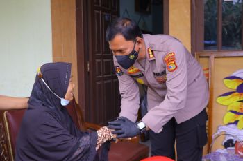 Polda Lampung bantu sembako untuk anak disabilitas