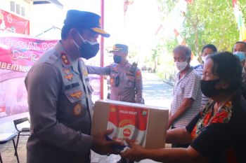 Kapolda Sulut serahkan bantuan untuk warga Bunaken dan Manado Tua