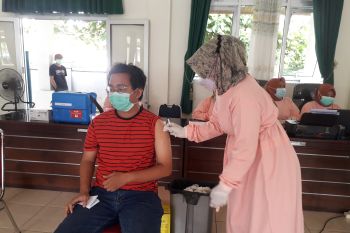 Tinggi peminat, vaksinisasi COVID-19 tahap dua di Kejari Pasbar