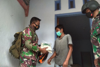 Danrem 081/DSJ bagikan bahan pokok untuk warga terdampak pandemi di Blitar