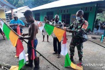 Warga bersama aparat TNI hiasi kampung Turu dengan bendera Merah Putih