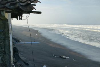 Sejumlah bangunan di pantai Kulon Progo rusak diterjang gelombang tinggi