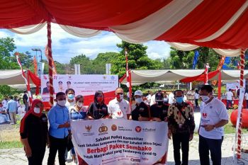 KSP Sahabat Mitra Sejati bagikan sembako warga Manado
