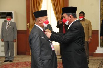 Gubernur Kepri sematkan tanda kehormatan satyalancana karya satya bagi ASN