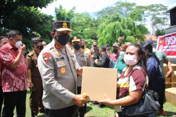Lansia peserta "Vaksinasi Merdeka Samrat" mendapat paket sembako