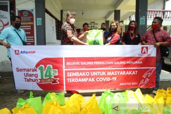 Rayakan Ulang Tahun ke-14, Alfamidi berbagi 4.000 paket sembako untuk masyarakat