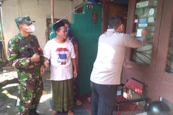 Petugas tempelkan stiker belum vaksin di rumah warga