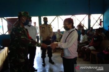 TNI bantu aparat kampung Mnuswor Biak bagikan BLT