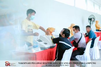 OJK Lampung gelar vaksinasi bagi pegawai sektor jasa keuangan