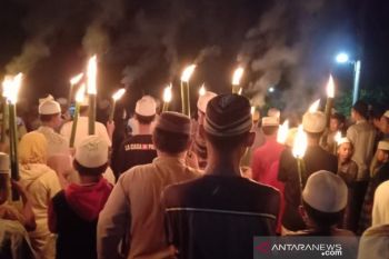 Warga HST arak kitab Bukhari kelilingi kampung guna tolak bala dan terhindar corona