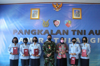 Ketua PIA Lanud Sam Ratulangi berikan kado kepada lima WARA