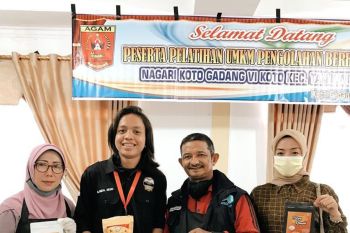 Warga Koto Gadang Anam Koto Agam dilatih mahasiswa kukerta UNRI membuat produk olahan ikan