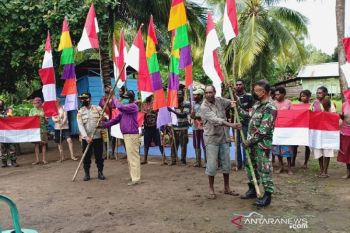 TNI/Polri bersama tokoh masyarakat kibarkan merah putih di perbatasan RI-PNG