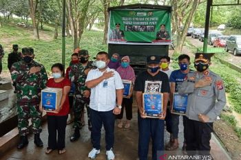 TNI-Polri bersama Bank Mandiri bagi sembako kepada warga di Kendari