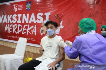 Ratusan warga mengikuti vaksinasi merdeka di NTB