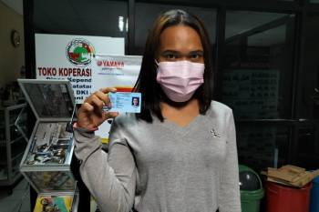 Dea, seorang transgender lega setelah punya KTP