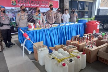 Polisi tangkap enam tersangka pengoplos minuman keras