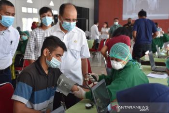 Suntikan vaksin dosis pertama diberikan kepada warga perbatasan RI - Timor Leste