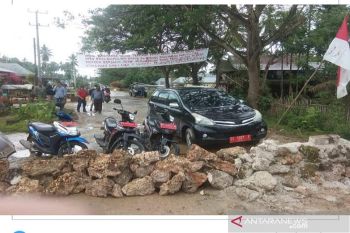 Warga di Muna menutup jalan karena kecewa belum diaspal