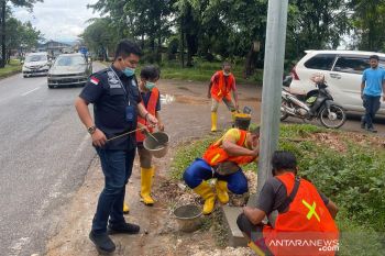 Anggota DPR dan BPTD IV salurkan paket bansos COVID-19 di Kota Batam