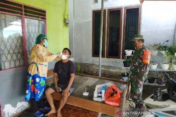 Aparat TNI di Nabire dampingi nakes puskesmas lakukan tracing warga