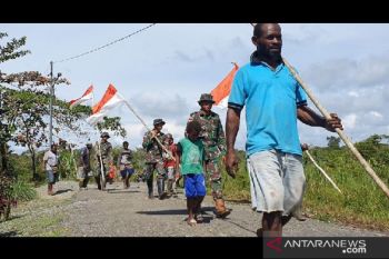 Satgas TNI Yonif 403 bersama warga pasang bendera Merah Putih di perbatasan