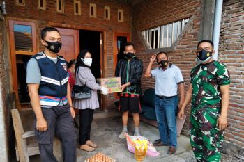 Bhabinkamtibmas Seketeng salurkan bantuan pada warga isolasi mandiri