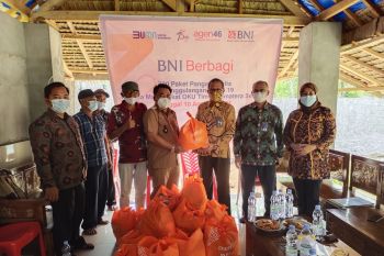 BNI Baturaja salurkan bantuan pangan untuk warga terdampak COVID-19