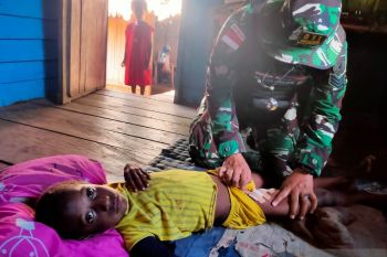 Satgas TNI Yonif 611  layani berobat warga Papua di perbatasan