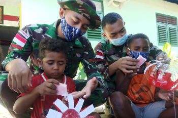 Satgas TNI Yonif 403 bersama anak perbatasan RI-PNG buat lampion meriahkan HUT RI
