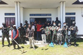Satgas TNI Yonif 751 bersama warga Walesi Papua bersihkan kantor pemerintah