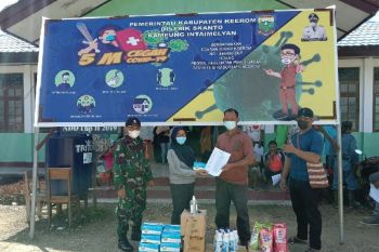 Aparat TNI di Keerom dampingi penyaluran bantuan sosial