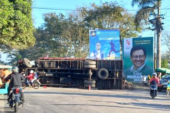 Jalan amblas, truk fuso terbalik di Jalan Raya Praya