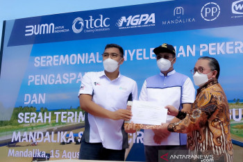 Pengaspalan lintasan utama sirkuit Mandalika kado HUT RI ke-76