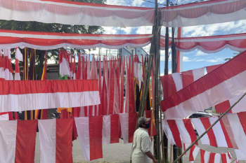 Penjual Bendera di Padang Alami Penurunan Omset