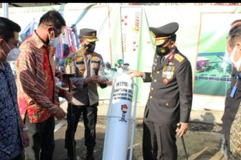 Polda Sumsel beri tali asih tenaga kesehatan  di masa pandemi
