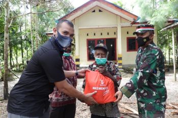 TNI di Mimika bagikan sembako kepada warga sambut HUT ke-76 RI