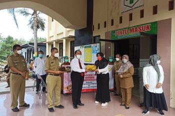 Pemkab Kulon Progo membagikan satu ton buah lokal kepada tenaga kesehatan