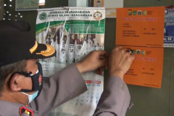 Polisi tempel stiker rumah warga yang belum vaksin COVID-19