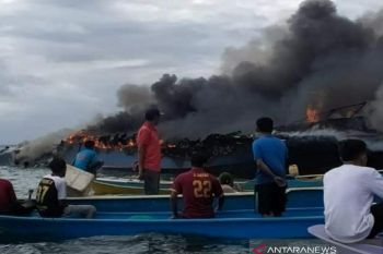 Satu kapal penumpang terbakar  di wilayah perairan Bombana