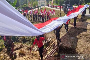 TNI-Polri dan Manggala Agni kibarkan bendera Merah Putih di Puncak Wolasi